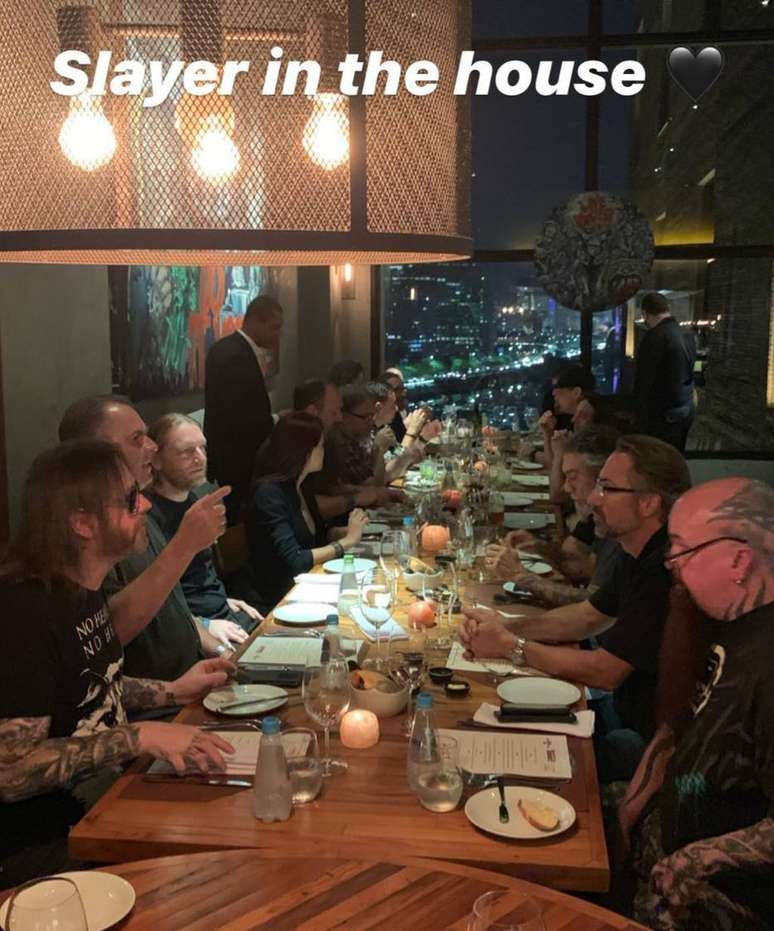 Henrique Foga&ccedil;a mostra a banda Slayer, que jantou em seu restaurante Sal Gastronomia.