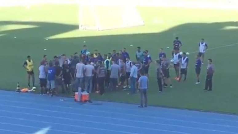 Torcedores invadem treino para cobrar atletas e conversam com Barroca