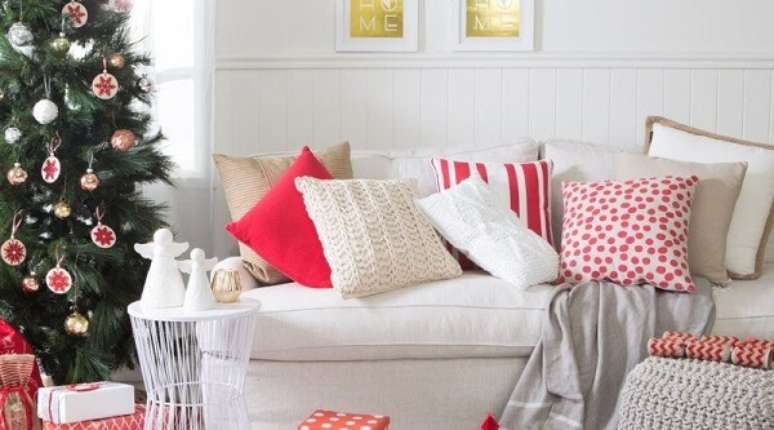 32. Diversas almofadas de natal estampadas decoram o ambiente dessa sala de estar. Fonte: Pinterest