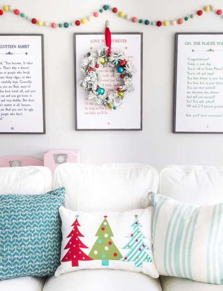 34. Decore seu espaço com diferentes almofadas de Natal. Fonte: Pinterest