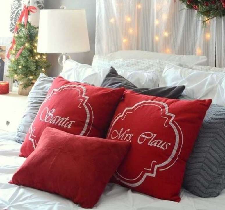 35. Entre no clima e decore o quarto com almofadas de Natal. Fonte: Pinterest