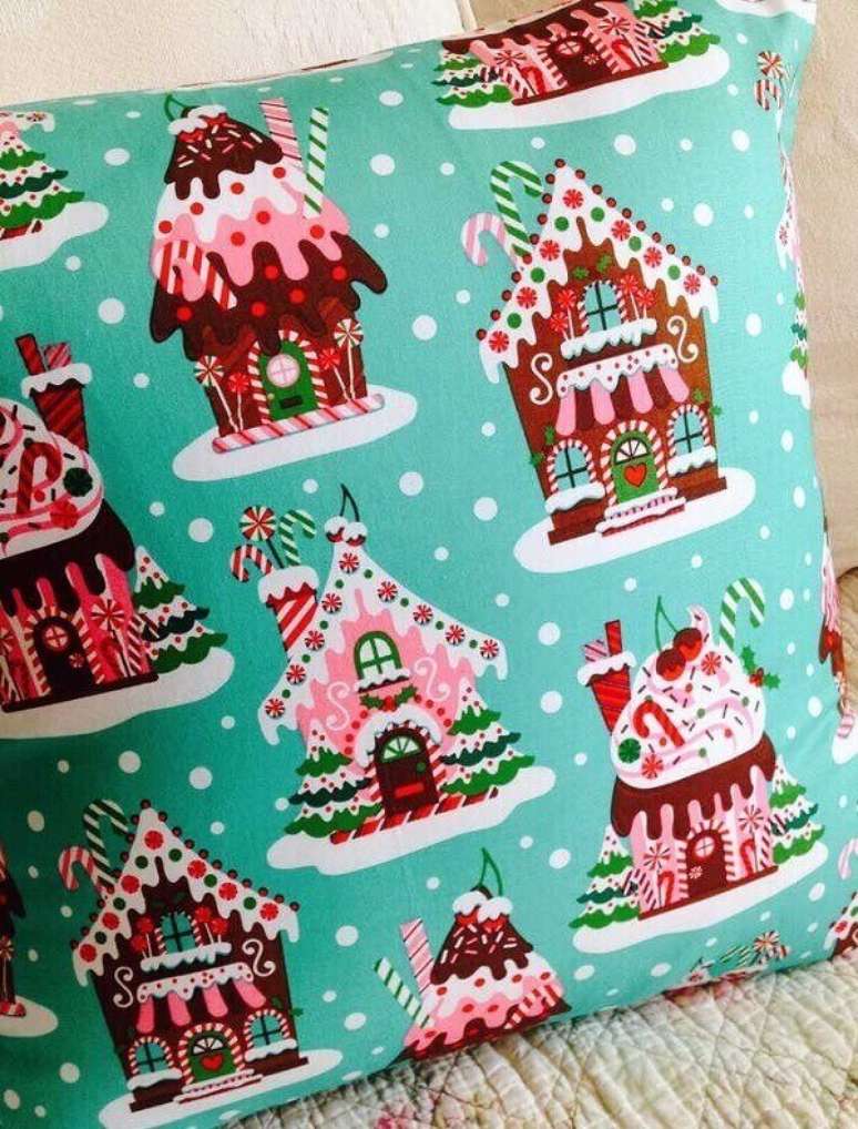 36. Decore com alegria investindo em almofadas de Natal com estampas coloridas. Fonte: Pinterest
