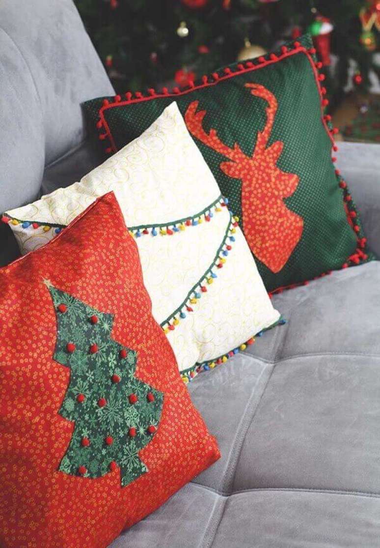 37. Artesanato almofadas de Natal se harmonizaram com o tom cinza do cinza. Fonte: Pinterest
