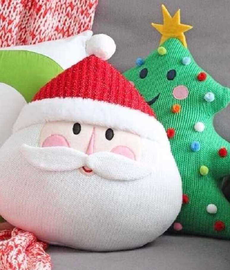38. Almofadas de Natal feitas com tecido trazem alegria para o ambiente. Fonte: Pinterest