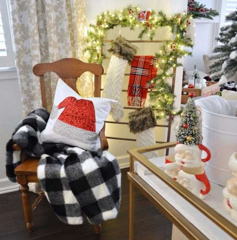 39. Cantinho especial decorado com pisca pisca, meias e almofadas de Natal. Fonte: Pinterest
