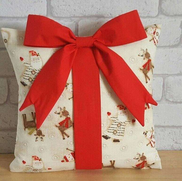40. Invista em almofadas de Natal com estampa fofa e laço de fita vermelho. Fonte: Pinterest