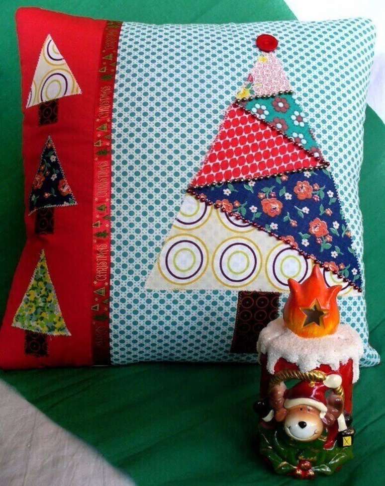 42. Retalhos de tecido foram incorporados na estrutura das almofadas de Natal. Fonte: Pinterest