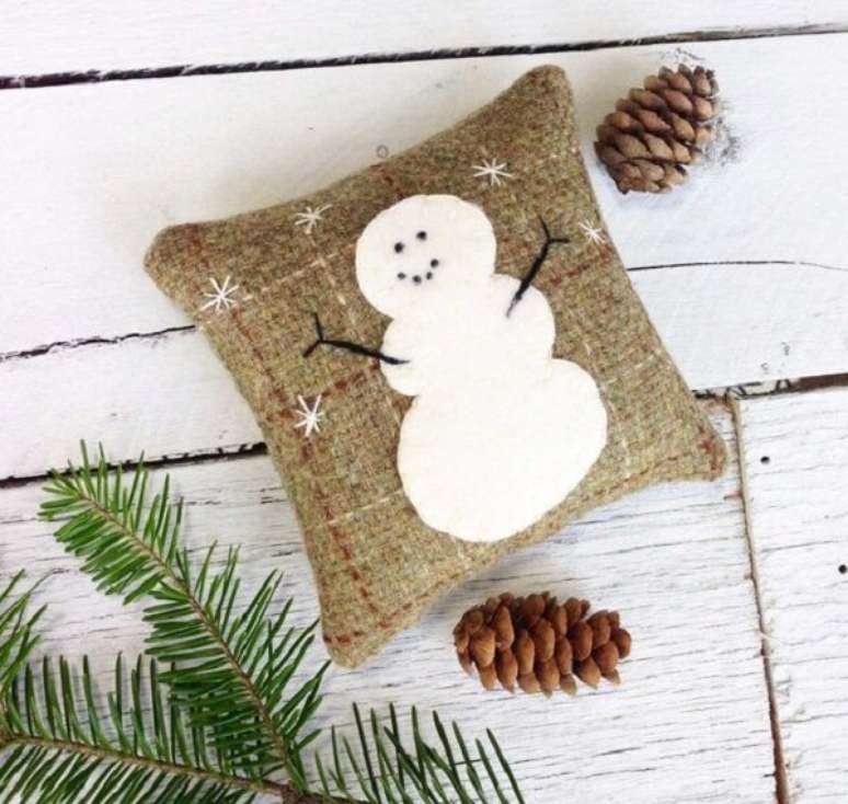 45. Decore seu espaço com almofadas de Natal com design rústico. Fonte: Pinterest