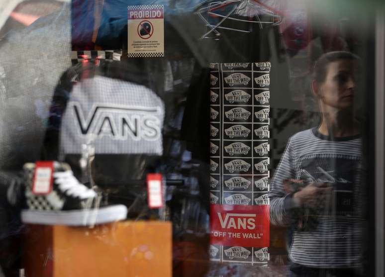 Produtos da Vans em vitrine de loja em S&atilde;o Paulo, SP
29/08/2019
REUTERS/Rahel Patrasso