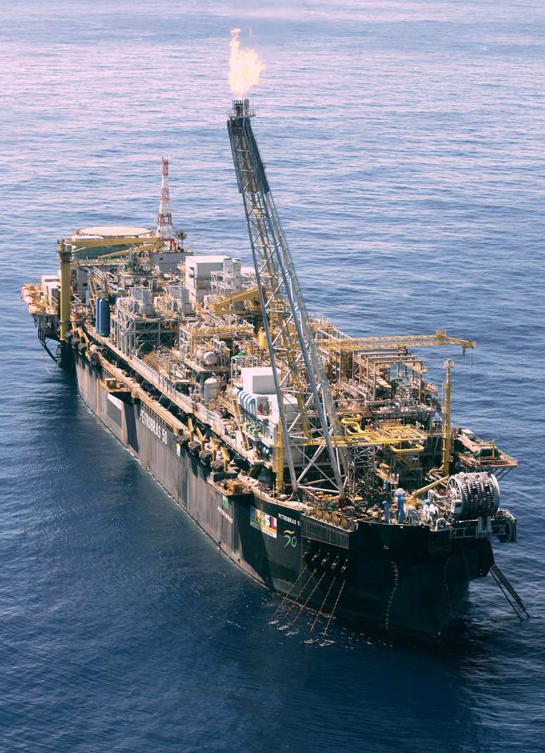 Vista a&eacute;rea da plataforma Petrobras 50, unidade flutuante de produ&ccedil;&atilde;o, armazenamento e transfer&ecirc;ncia de petr&oacute;leo (FPSO) em forma de navio, no Rio de Janeiro
REUTERS/Bruno Domingos