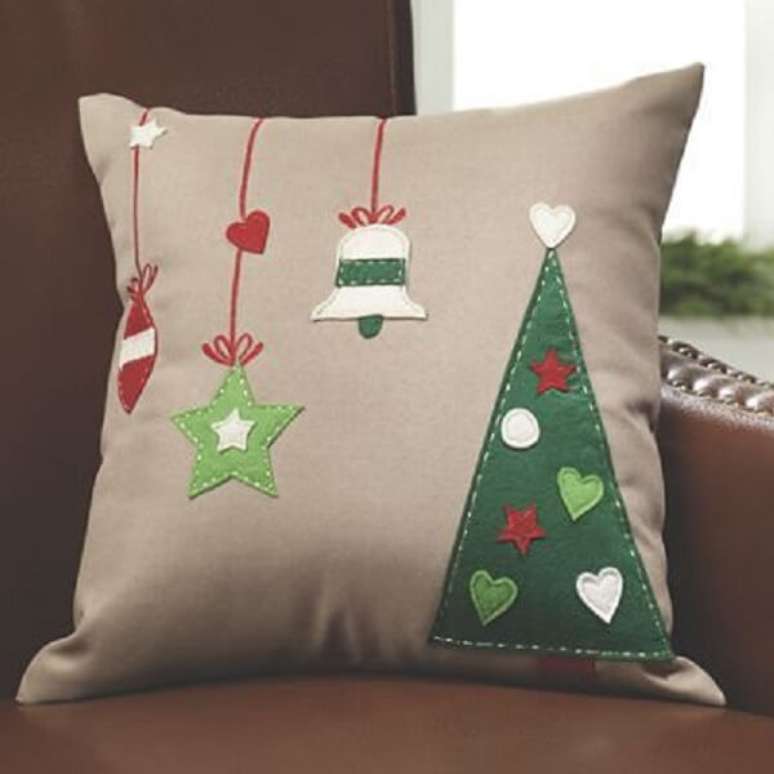 23. Invista em almofadas de Natal com design delicada e personalizada. Fonte: Pinterest