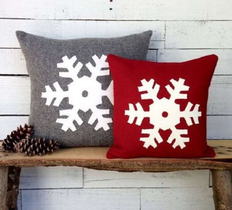 14. Almofada de Natal com design simples nas cores cinza e vermelho. Fonte: Etsy