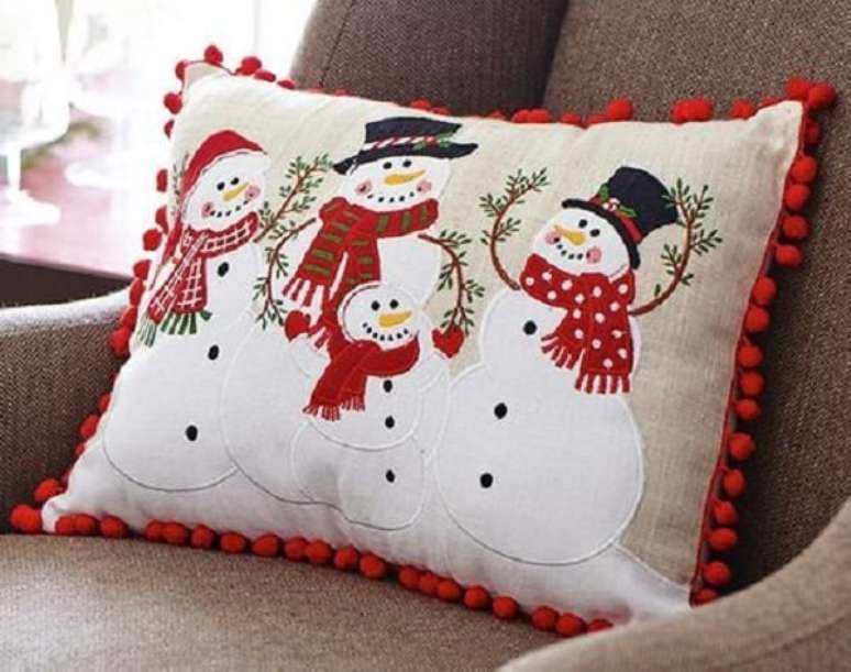 15. Invista em almofadas de Natal personalizadas com bonecos de neve. Fonte: Pinterest