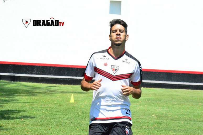 Atacante Victor Paraiba espera nova fase com a camisa do Atlético-GO (Foto:Divulgação / Atlético-GO )