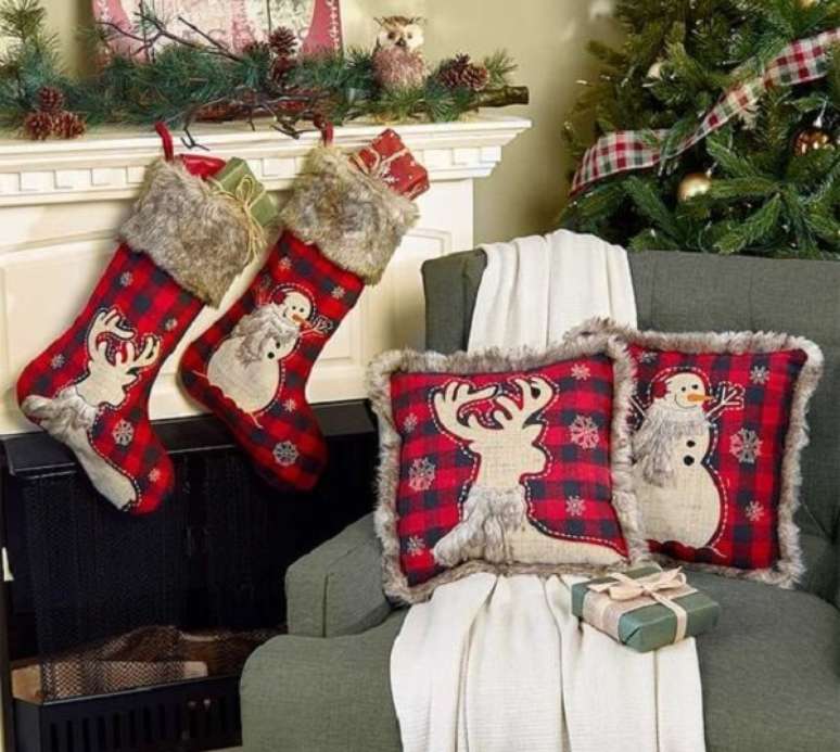 19. Almofadas de Natal estampadas com desenho de boneco de neve e alce. Fonte: Pinterest
