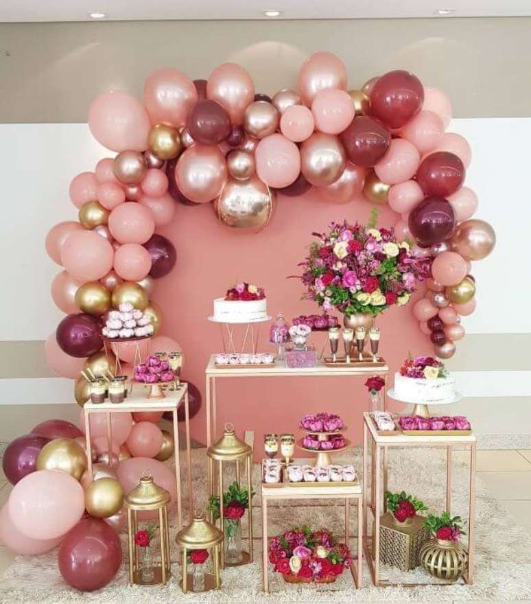 Festa de 18 anos: +70 Ideias e Temas para Organizar seu Aniversário   Decoração do bolo de aniversário, Bolo lindo de aniversário, Fotos de bolos