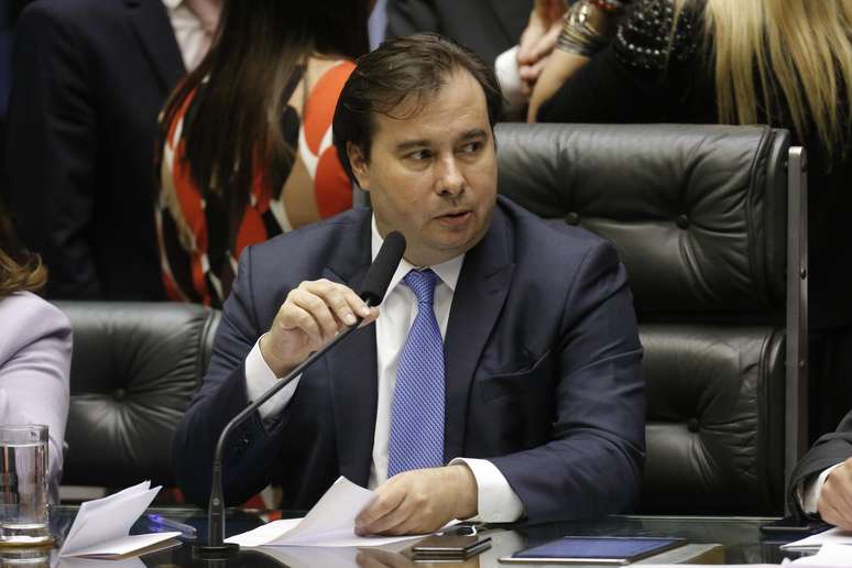 O presidente da Câmara, Rodrigo Maia (DEM-RJ), em sessão extraordinária de discussão e votação de diversos projetos no plenário da Câmara dos Deputados, em Brasília
