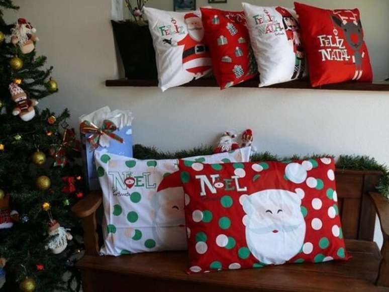 50. Diferentes modelos de almofadas de Natal decoram esse ambiente. Fonte: Pinterest