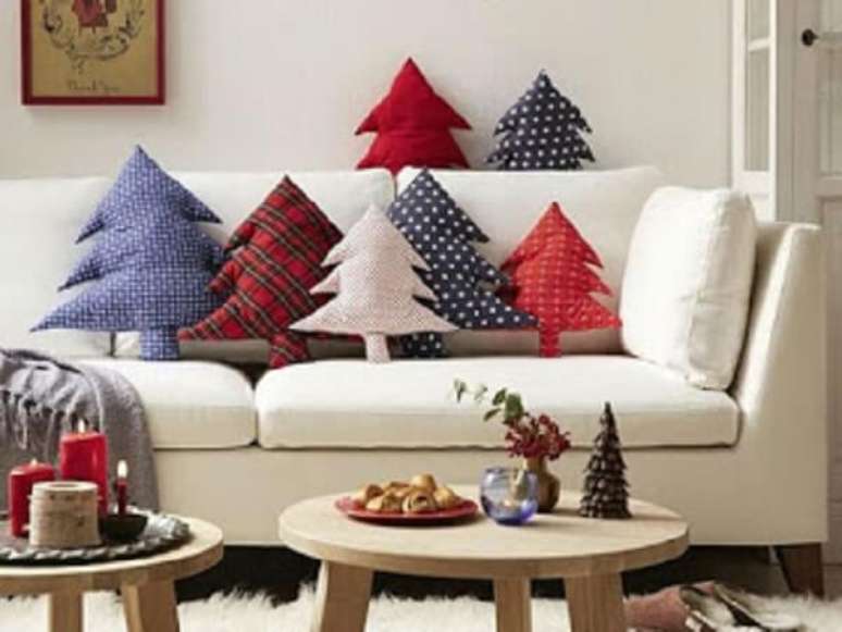 9. As almofadas de Natal transmitem alegria para essa sala de estar. Fonte: Pinterest