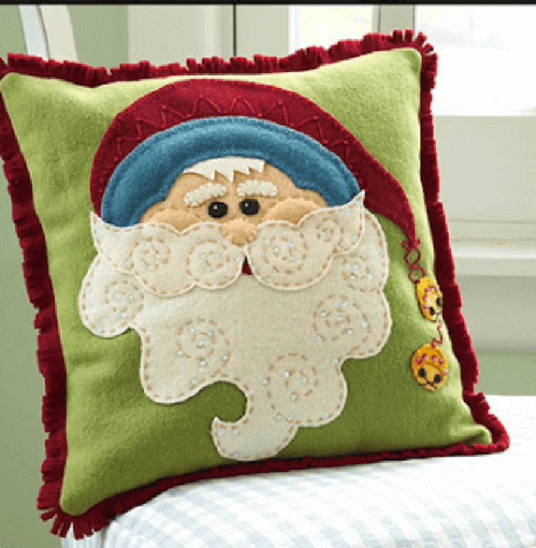 52. Decore a casa com almofadas de Natal feitas com tecido de feltro forma o rosto do Papai Noel. Fonte: Pinterest