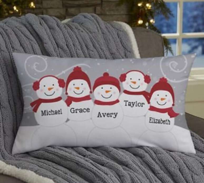 53. Invista em almofadas de Natal personalizadas com o nome de todos os moradores da casa. Fonte: Pinterest