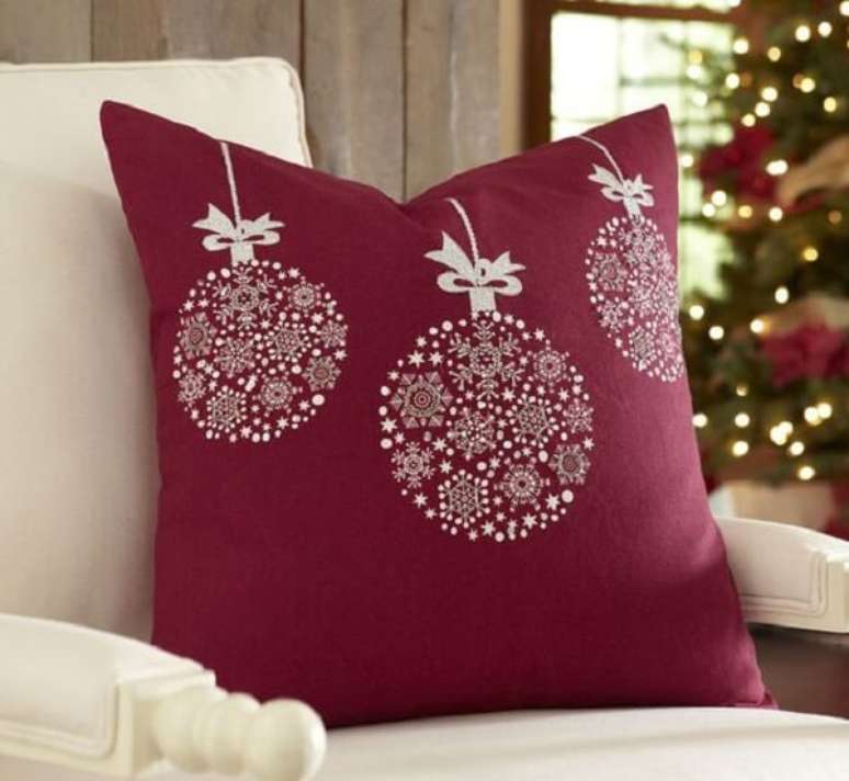 54. Invista em almofadas de Natal com design simples e delicado. Fonte: Pinterest