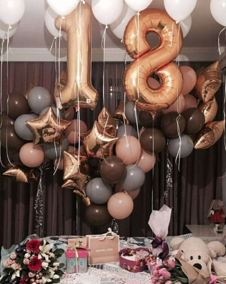 14. Escolha os balões metalizados para festa de 18 anos simples e barata – Por: Pinterest