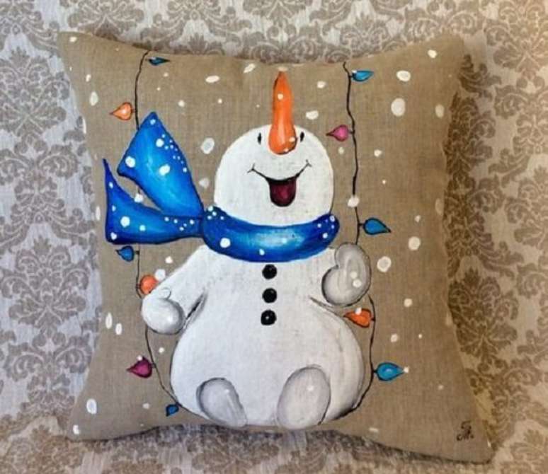 8. Invista em almofadas de Natal com estampa pintada. Fonte: Pinterest