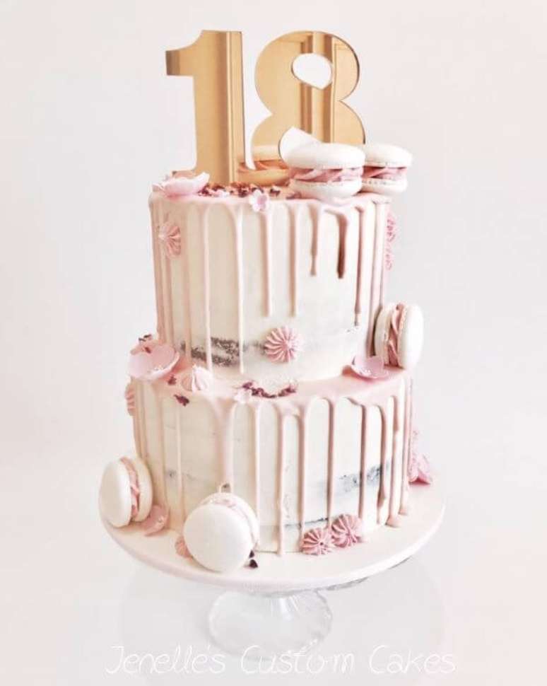 15. Bolo com doces para usar na sua festa de 18 anos – Por: Jenelle’s Custom Cakes