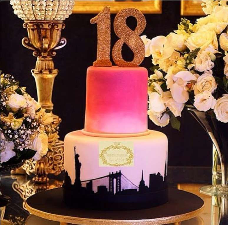 17. Escolha o melhor bolo para festa de 18 anos inspirada em cidades para deixar a festa mais personalizada – Por: Dcore Você
