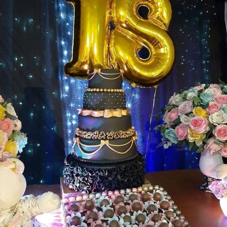 19. Bolo para festa de 18 anos – Por: Publicinsta