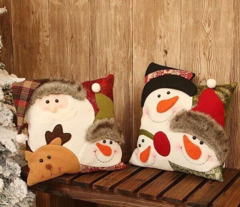 55. Almofadas de Natal com estampa de Papai Noel e boneco de neve. Fonte: Pinterest