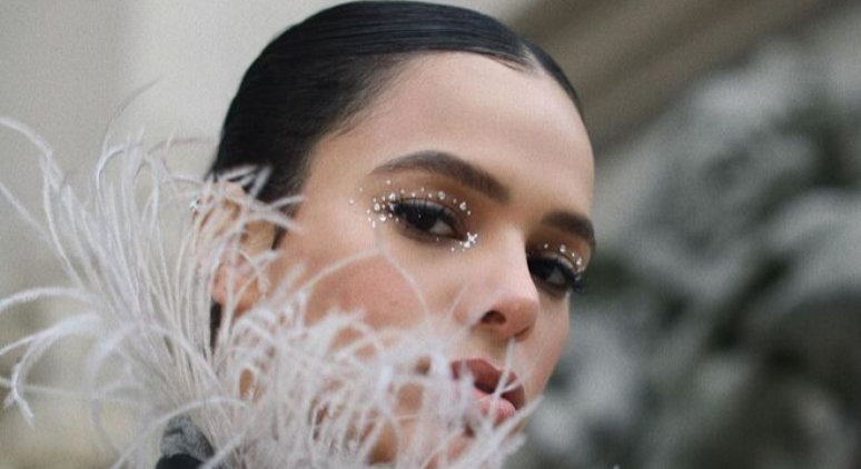 Bruna Marquezine aposta em maquiagem com strass (Foto: @brunamarquezine/Instagram/Reprodução)