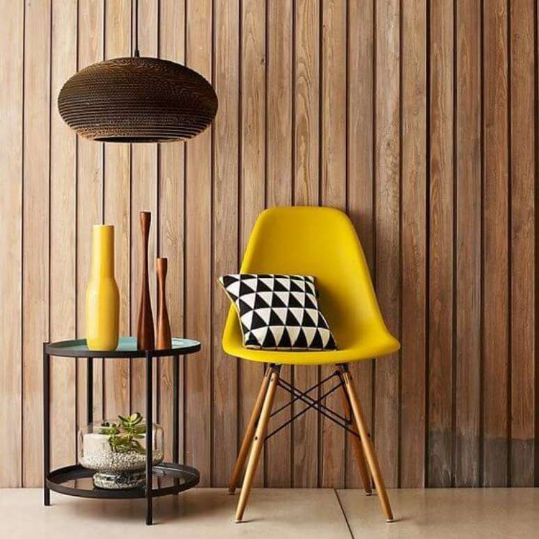 43. A cadeira colorida de plástico amarela é fashion e linda – Por: Pinterest
