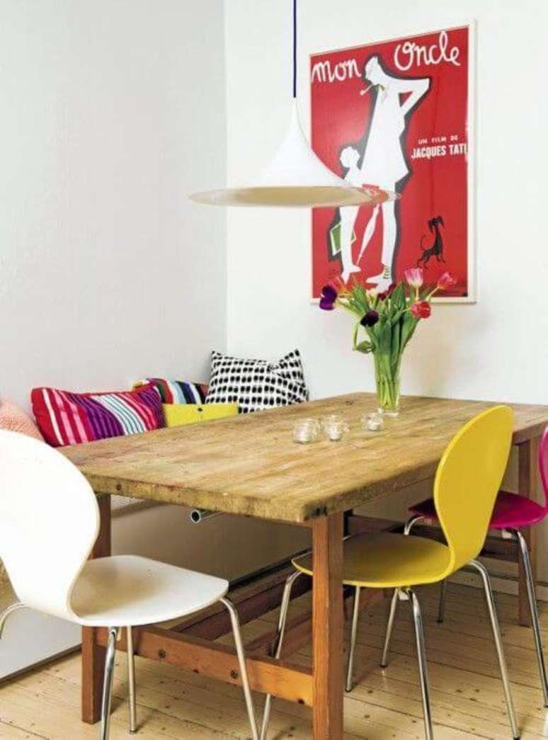 44. A cadeira colorida de canto alem&atilde;o &eacute; linda para compor o ambiente &ndash; Por: Pinterest