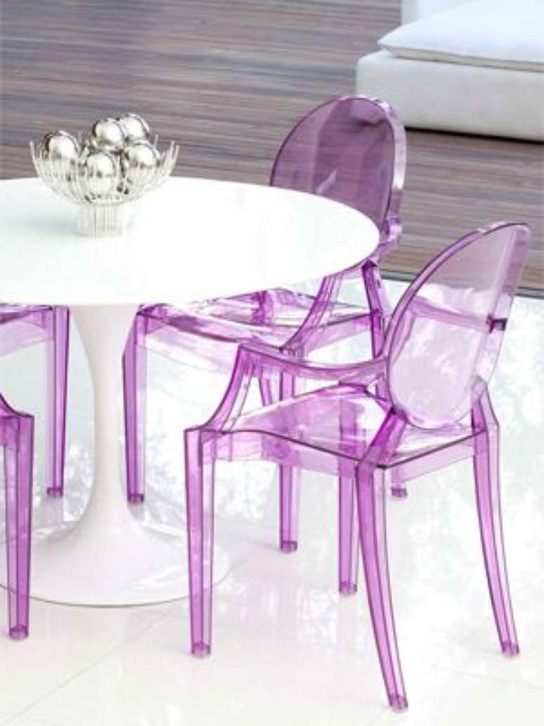 5. Cadeira de acrílico colorida para sala clean – Por: Pinterest