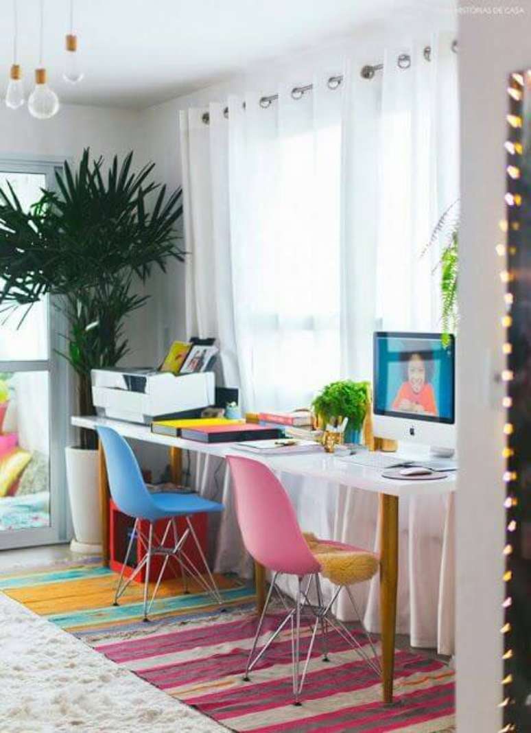 45. A cadeira de escritório colorida destaca o ambiente – Por: Arquitetura do Imóvel