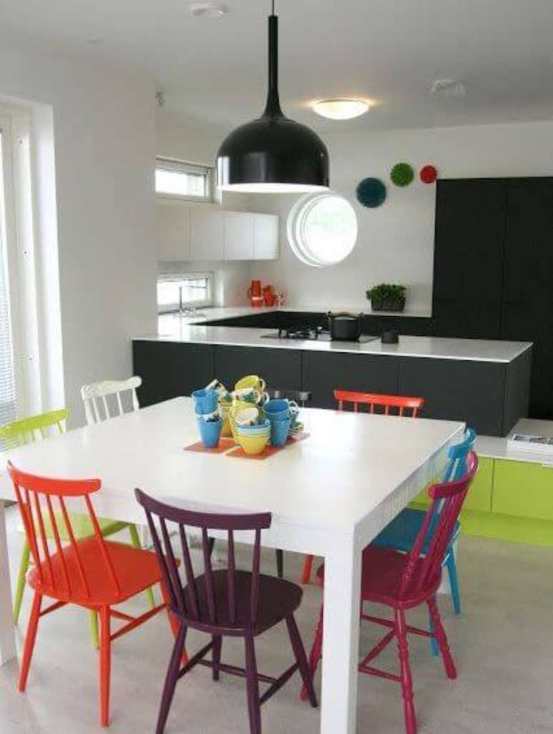 47. A mesa branca combina perfeitamente com as cadeiras de madeira coloridas – Por: Anne Makeup