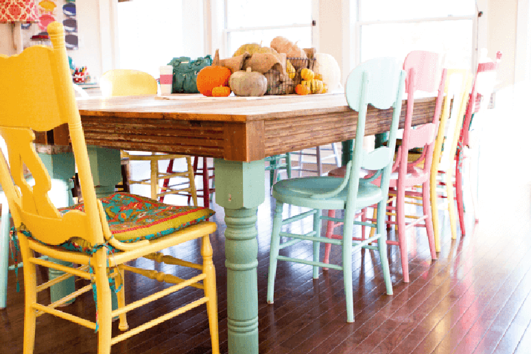 3. Cadeira de madeira colorida de diferentes tamanhos e formatos – Por: Pinterest