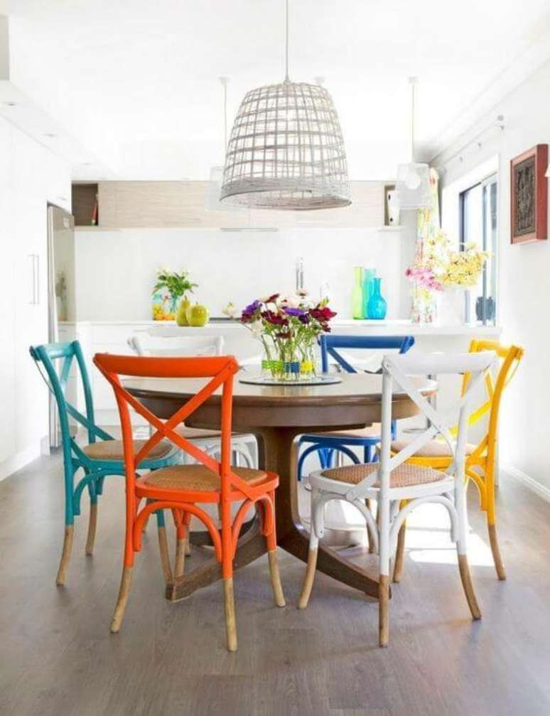 49. Use a cadeira colorida para cozinha de diferentes cores para alegrar sua cozinha – Por: Pinterest