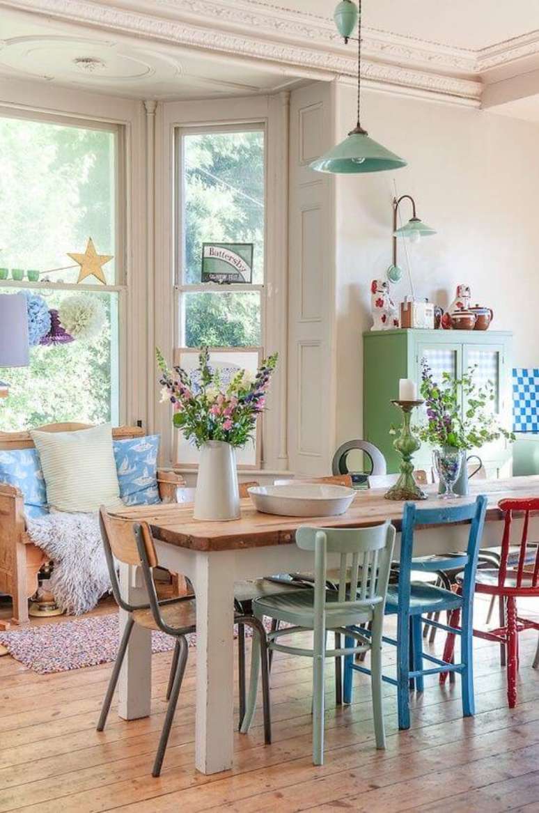 46. Cadeira de madeira colorida para sala de estar – Por: Pinterest