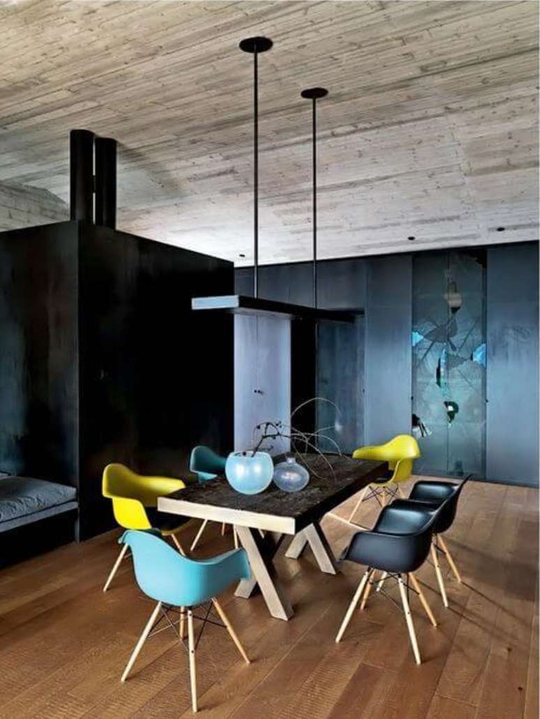 53. Cadeira de plástico colorida em azul, amarelo e preto – Por: Eu Amo decoração