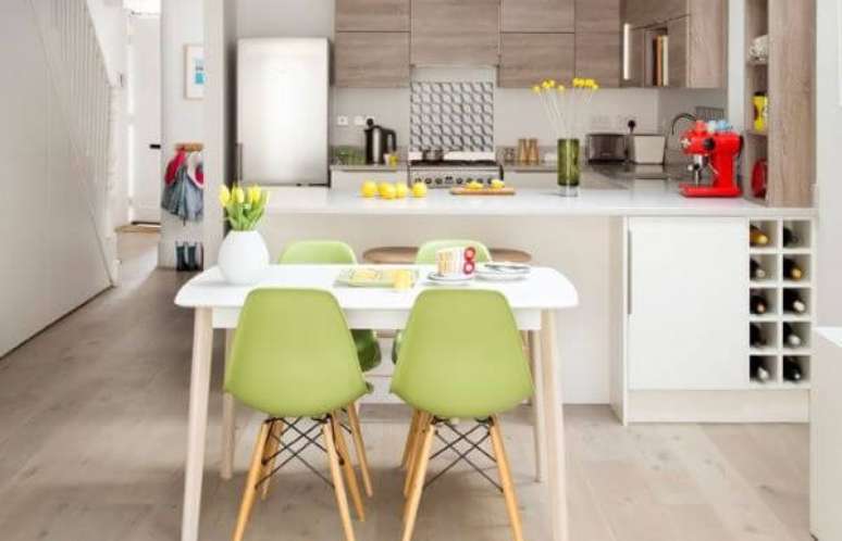 55. Cadeira de plástico colorido verde para a cozinha – Por: Laceainarie