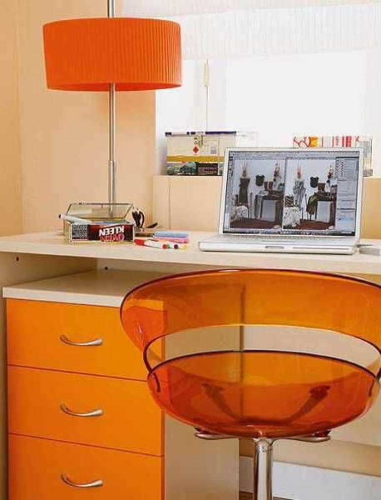 13. A cadeira de escritório colorida é linda para alegrar o ambiente, combine ela com a escrivaninha! – Por: Pinterest