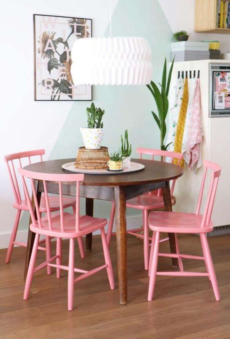 14. As cadeiras coloridas devem combinar com o ambiente – Por: Pinterest