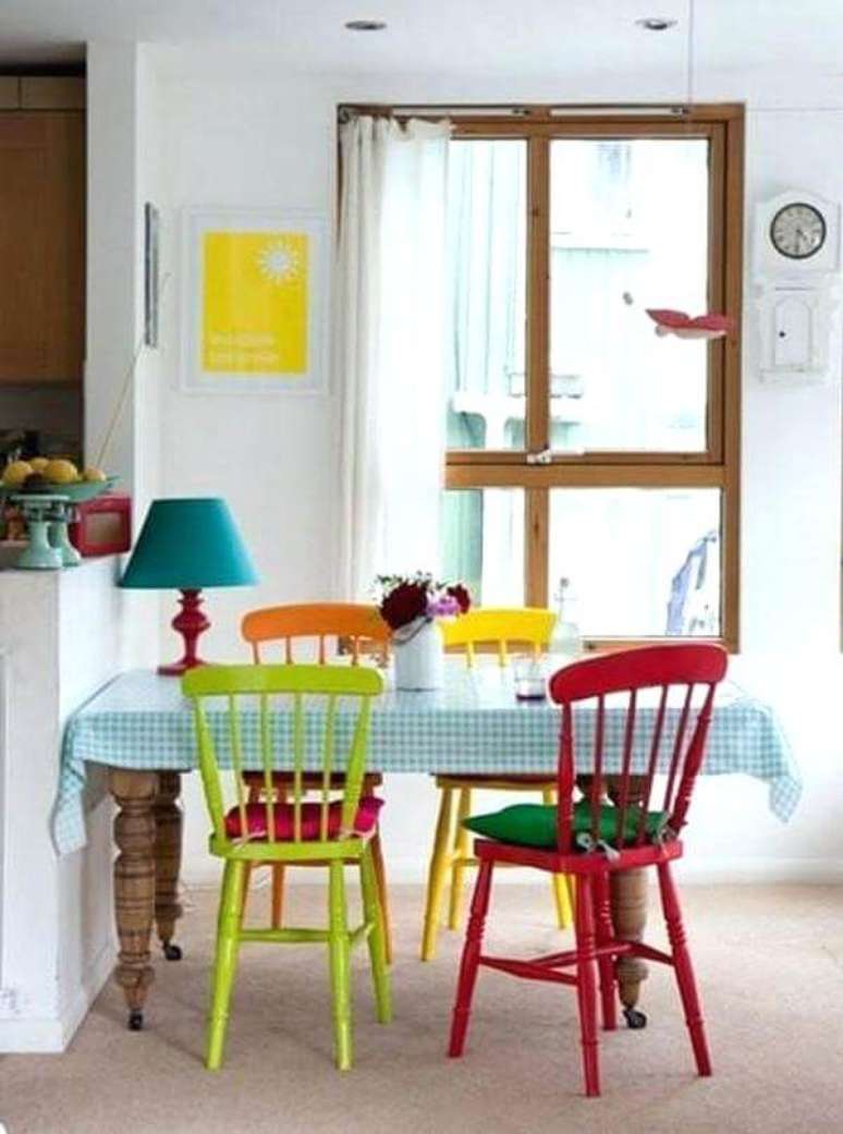 15. As cadeiras coloridas na cozinha podem ser de diferentes cores para alegrar o ambiente &ndash; Por: Ligatura