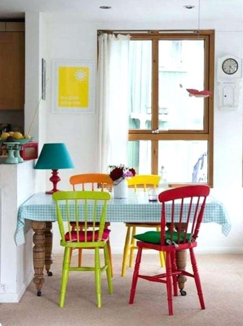 15. As cadeiras coloridas na cozinha podem ser de diferentes cores para alegrar o ambiente – Por: Ligatura