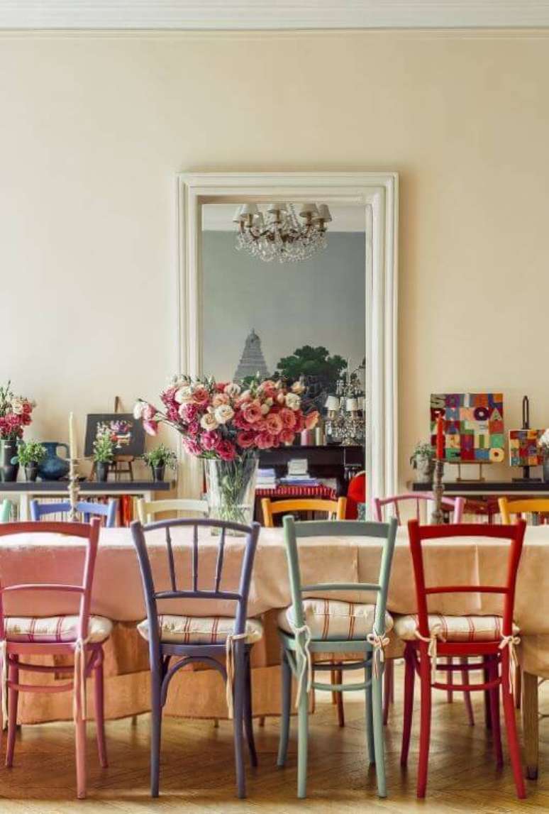16. A mesa com cadeiras coloridas é linda para a sua sala de estar – Por: Coveted Home