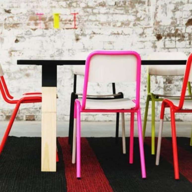 17. As cadeiras coloridas possuem um charme único! – Por: The Kitchen