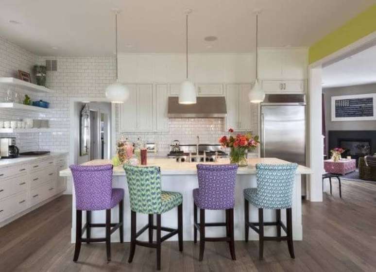 4. Cadeiras coloridas para cozinha – Por: LakeLand Furniture